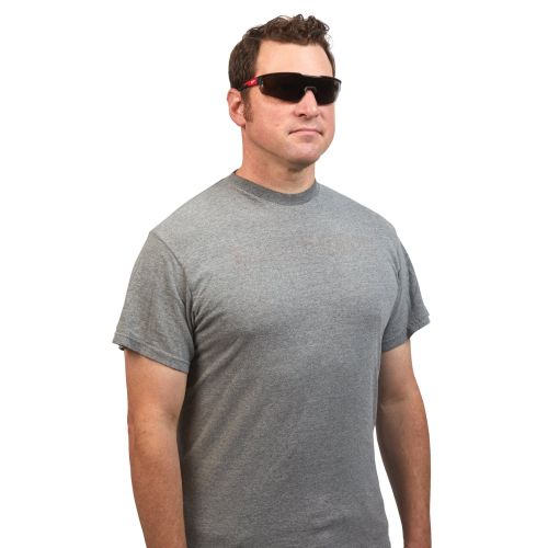 Lunette de s&eacute;curit&eacute; l&eacute;g&egrave;re et teint&eacute; MILWAUKEE 4932471882 photo du produit Secondaire 4 L