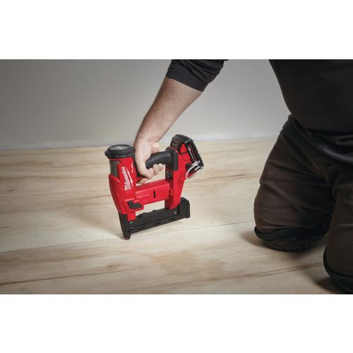 Agrafeuse de finition 18 V FUEL M18 FNCS18GS-202X + 2 batteries 2 Ah+ chargeur rapide + HD BOX MILWAUKEE 4933471940 photo du produit Secondaire 6 L