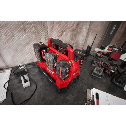 Chargeur 18 V M18 PC6 6 ports en boîte en carton MILWAUKEE 4932480162 photo du produit Secondaire 4 L