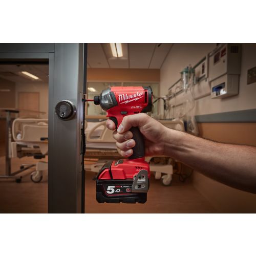 Visseuse à chocs hydraulique ¼'' Hex 18 V FUEL M18 FQID-502X + 2 batteries 5 Ah + chargeur rapide + HD BOX MILWAUKEE 4933451790 photo du produit Secondaire 4 L