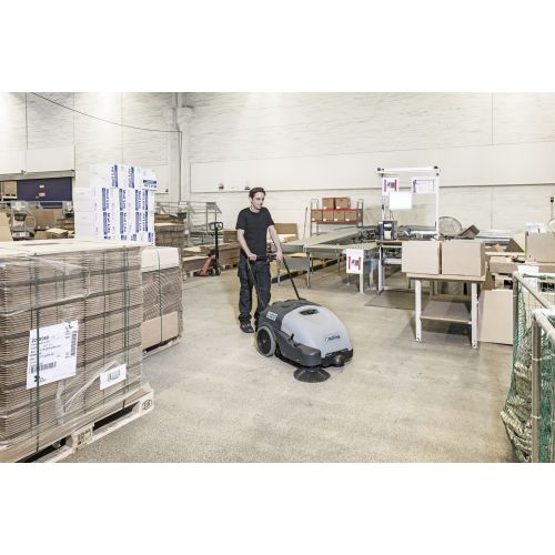 Balayeuse autotractée 12V SW 750 B FULL PKG + batterie 49Ah + chargeur en boîte carton NILFISK 9 084 701 010 photo du produit Secondaire 4 L