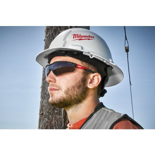 Lunette de s&eacute;curit&eacute; l&eacute;g&egrave;re et teint&eacute; MILWAUKEE 4932471882 photo du produit Secondaire 5 L