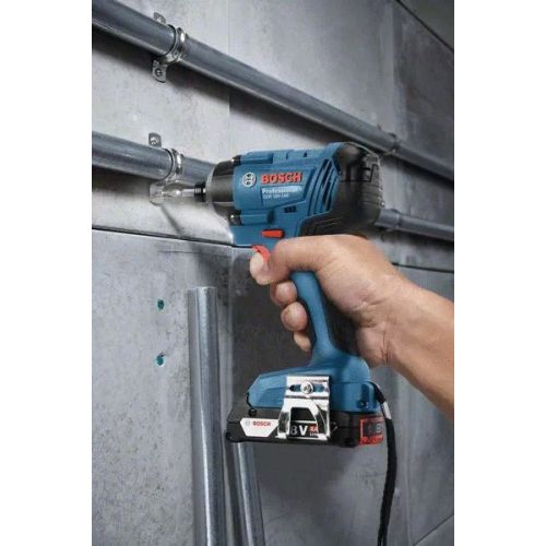 Test Bosch GSB 18V-21 (2 batt. 2Ah + charg. + boite + 40 access.) : une  perceuse visseuse pour les petits travaux - Les Numériques