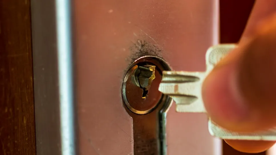 Retirer une clé cassée dans une serrure avec précaution