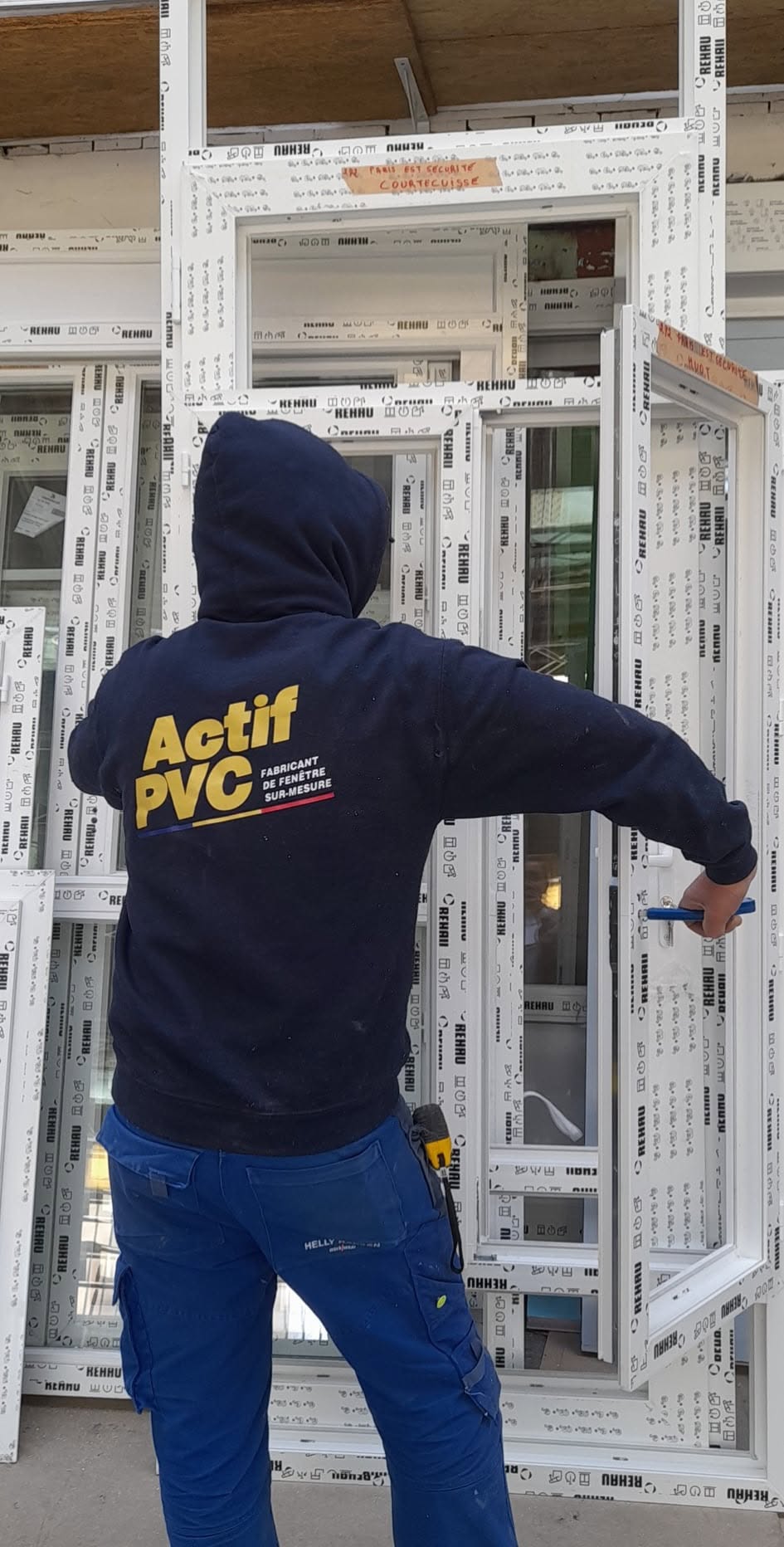 Fenêtre PVC sur mesure posée en rénovation par un professionnel du bâtiment