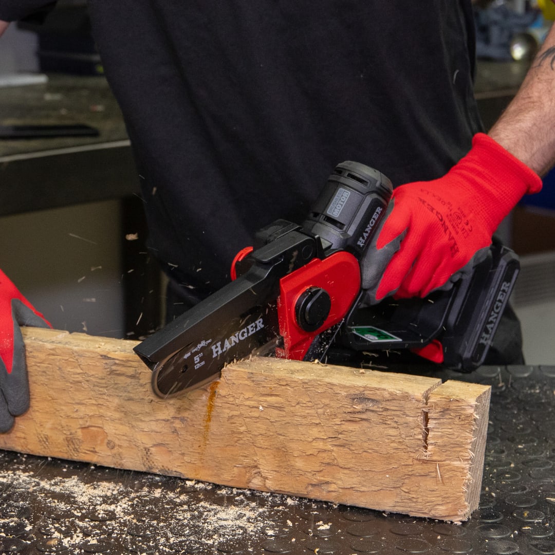 Scie d’élagage 18 V GS18S2 12 cm + batterie Li-Ion 2 Ah + chargeur rapide + sacoche de transport HANGER 430001 – Image 16