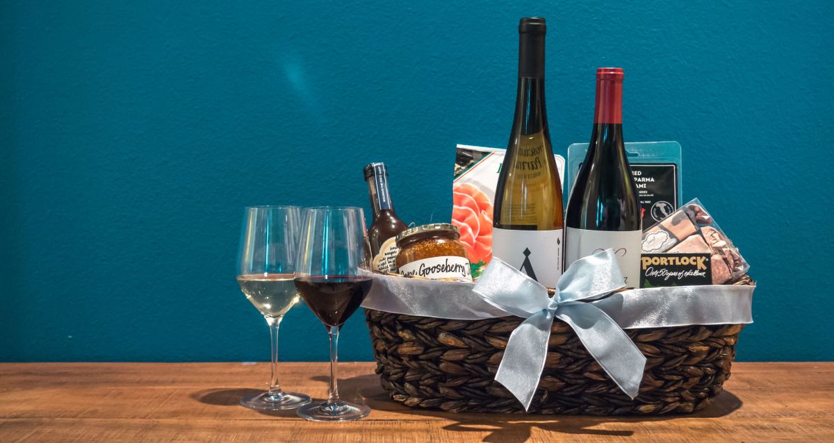 https://res.cloudinary.com/affilio/image/upload/f_auto,w_1200/wcr/wine-gifts/regular/mixed-wine-gift-baskets_2340