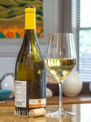 Dominio do Bibei Lapola back of bottle with glass of wine