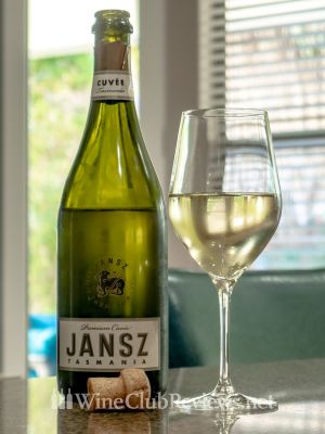 Jansz Premium Cuvée Brut Front of bottle with glass of wine