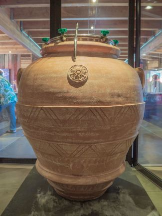 Clay amphora for winemaking