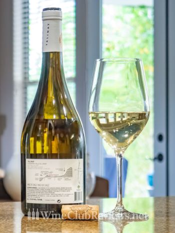 Tabalí Talinay Chardonnay: front of bottle with wine in glass