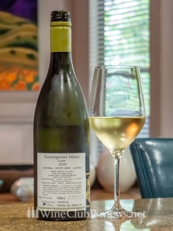 Sauvignon Blanc Klassik: front of bottle with wine in glass