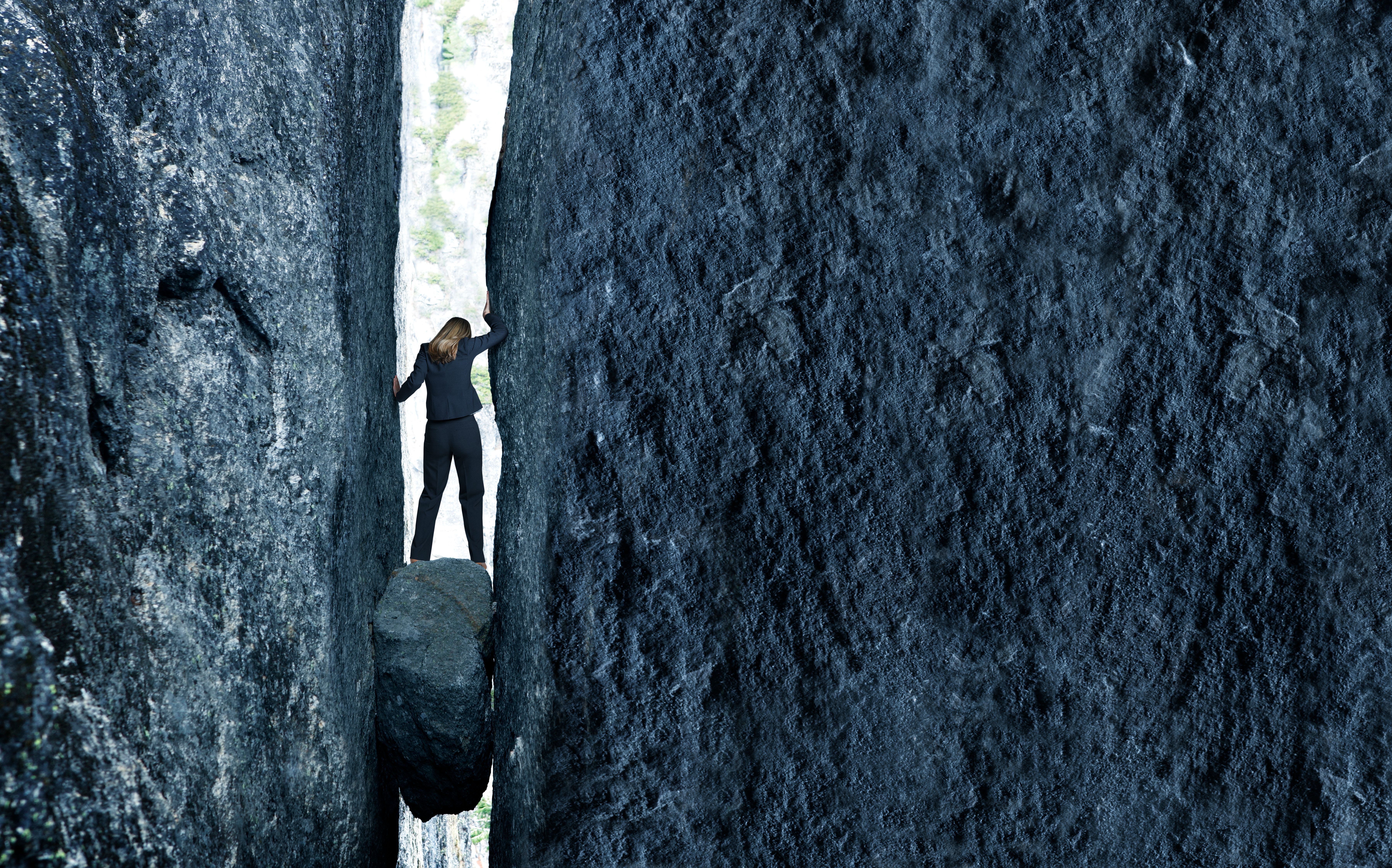 большая байкальская тропа (ббт). человек застрял между скал. королевская тропа (каминито-дель-рей) (испания). проходит в сложных местах. проходит в сложных местах.