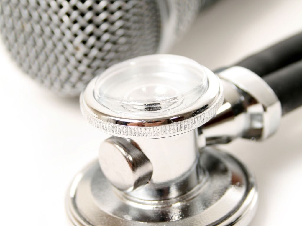 Cantora premiada é hospitalizada devido a coágulos sanguíneos