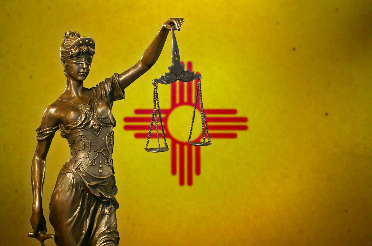 Juiz bloqueia proibição de armas no Novo México, mas "emergência de saúde pública" permanece