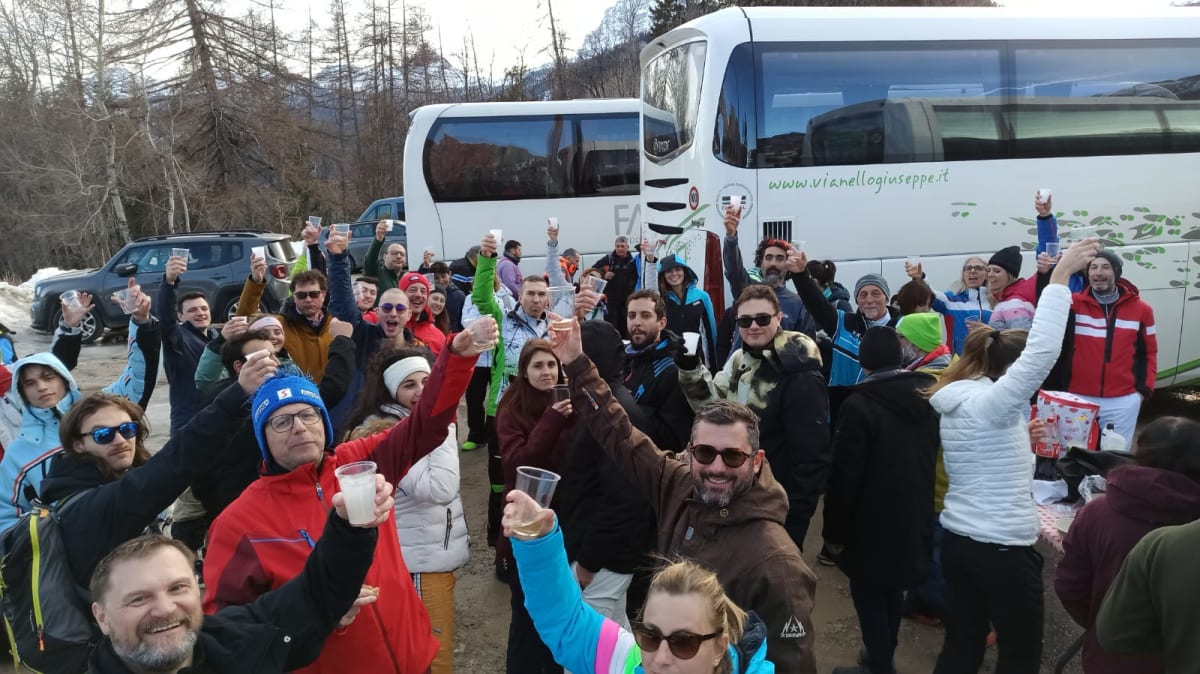 Il gruppo dello sci club davanti ai pullman