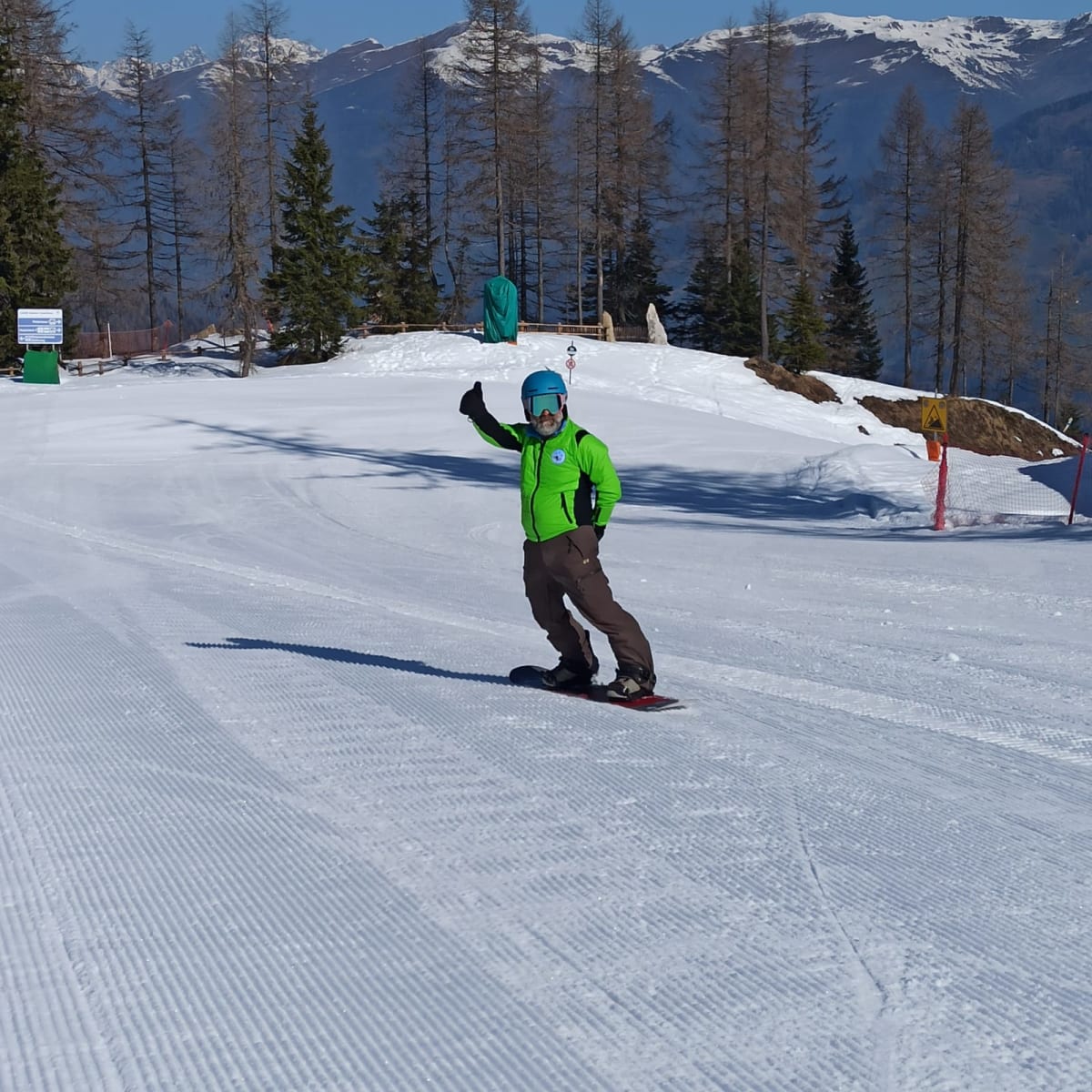 Una discesa in snowboard