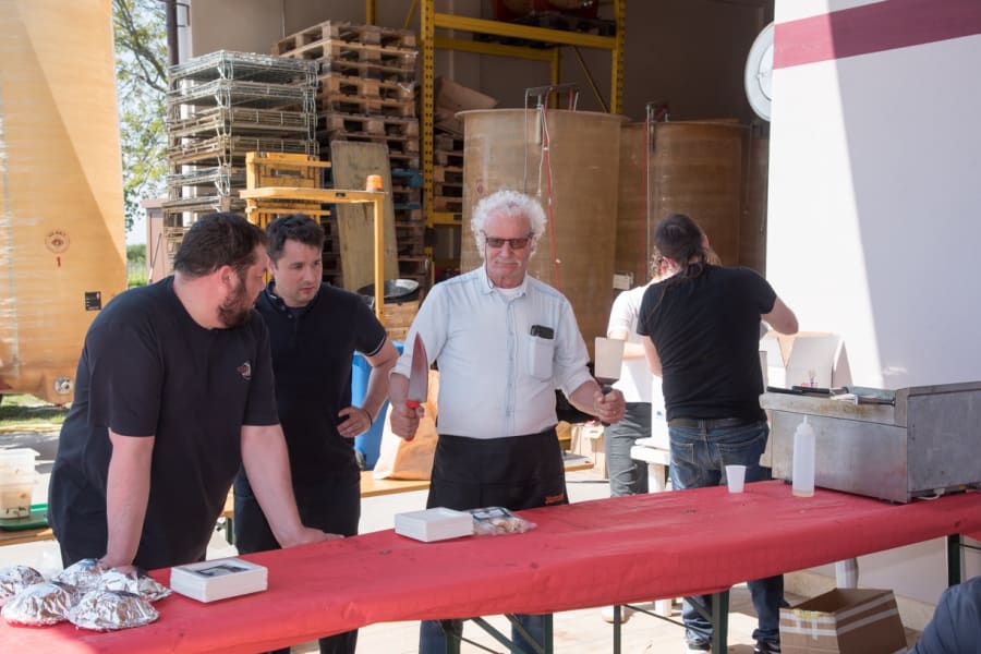 Un momento di preparazione del ristoro, dalla galleria dello sci club