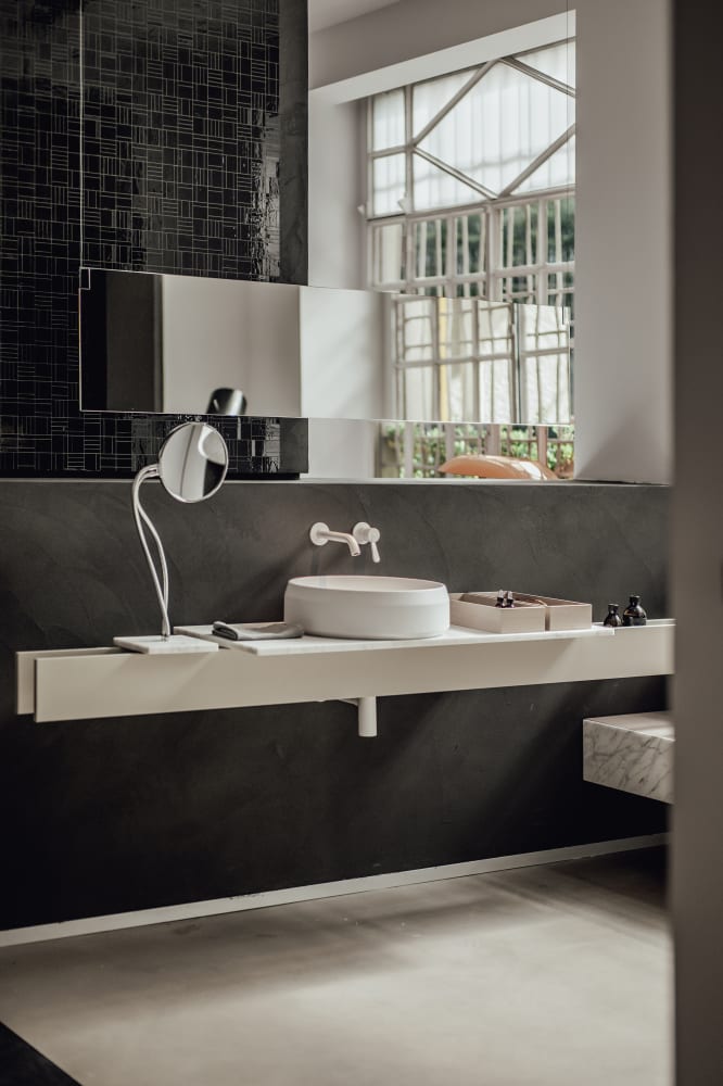 AGAPE 02, mobile da bagno curvo con lavabo in mineralmarmo e specchiera con  applique di Belbagno