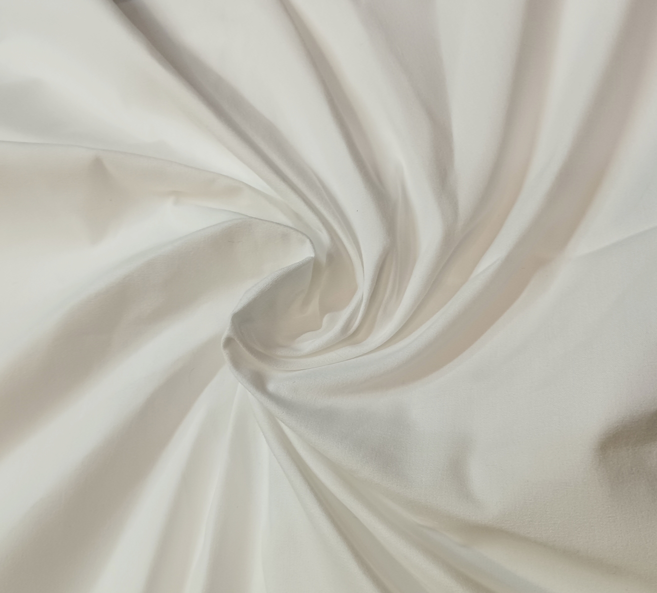 fine 125gsm white cotton poplin with smooth mercerized and silicon finish for shirting