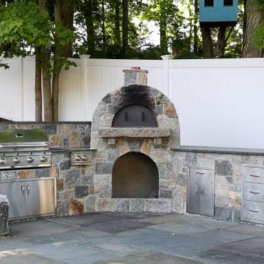 Outdoor Kitchen with Pizza Oven