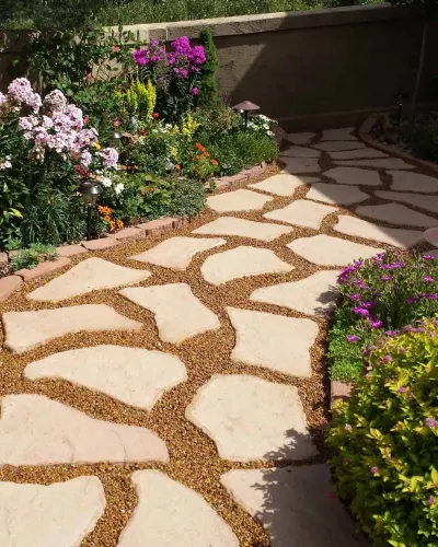 https://res.cloudinary.com/aggtrans/image/upload/c_fill,h_600,w_400/Edging-Products/gravel-lok-walkway-application.jpg