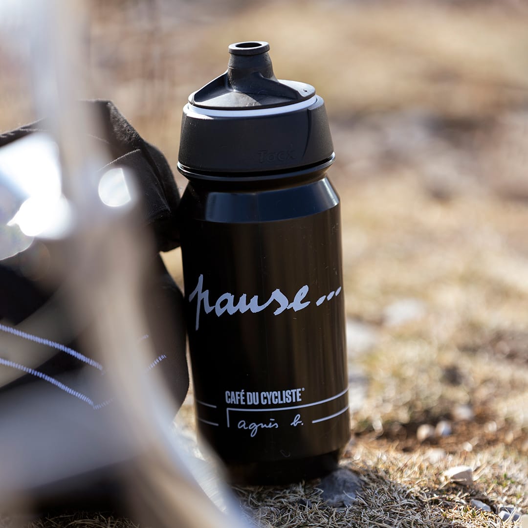 Café du cycliste bottle of water