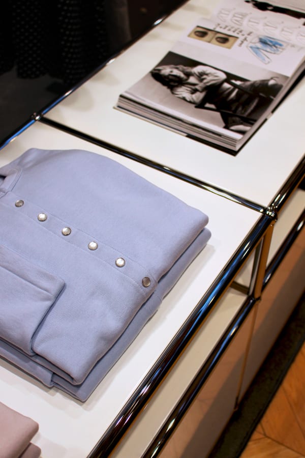 agnès b. au bon marché - présentoir avec cardigan