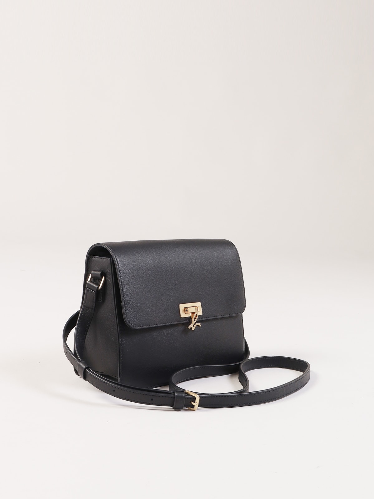 sac bandouli&egrave;re en cuir noir image number 2