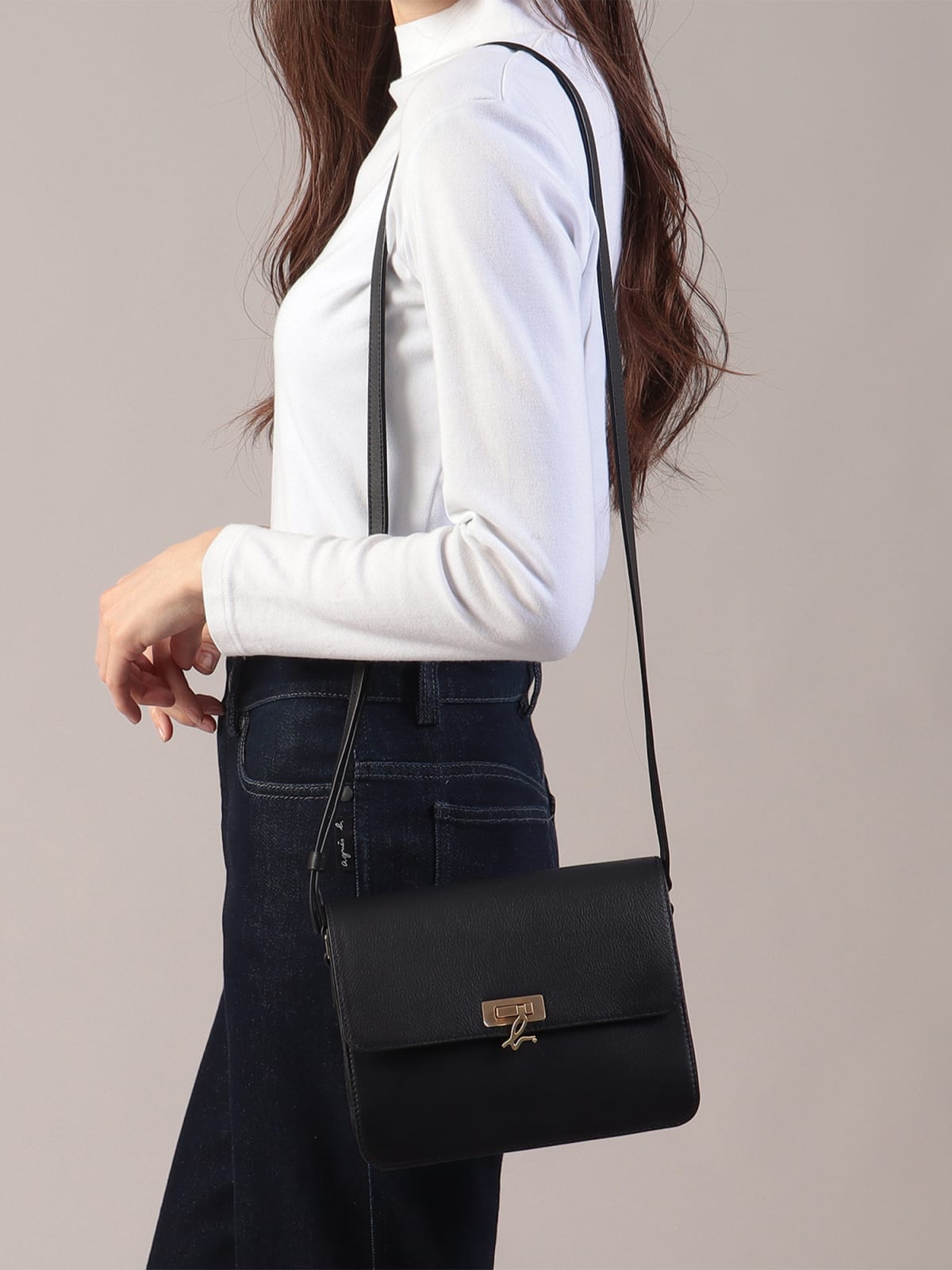 sac bandouli&egrave;re en cuir noir image number 4