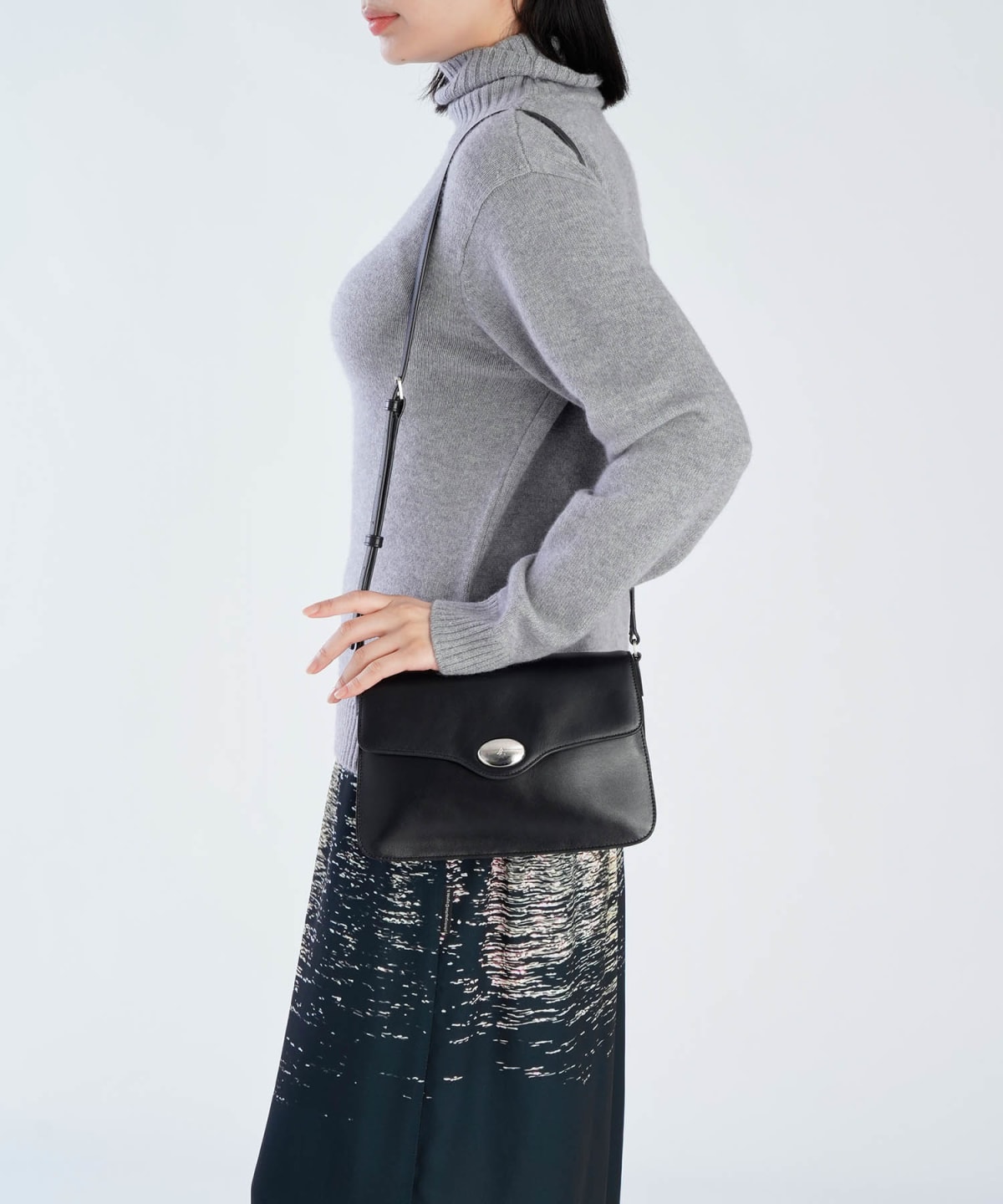 black leather shoulder bag image number 7