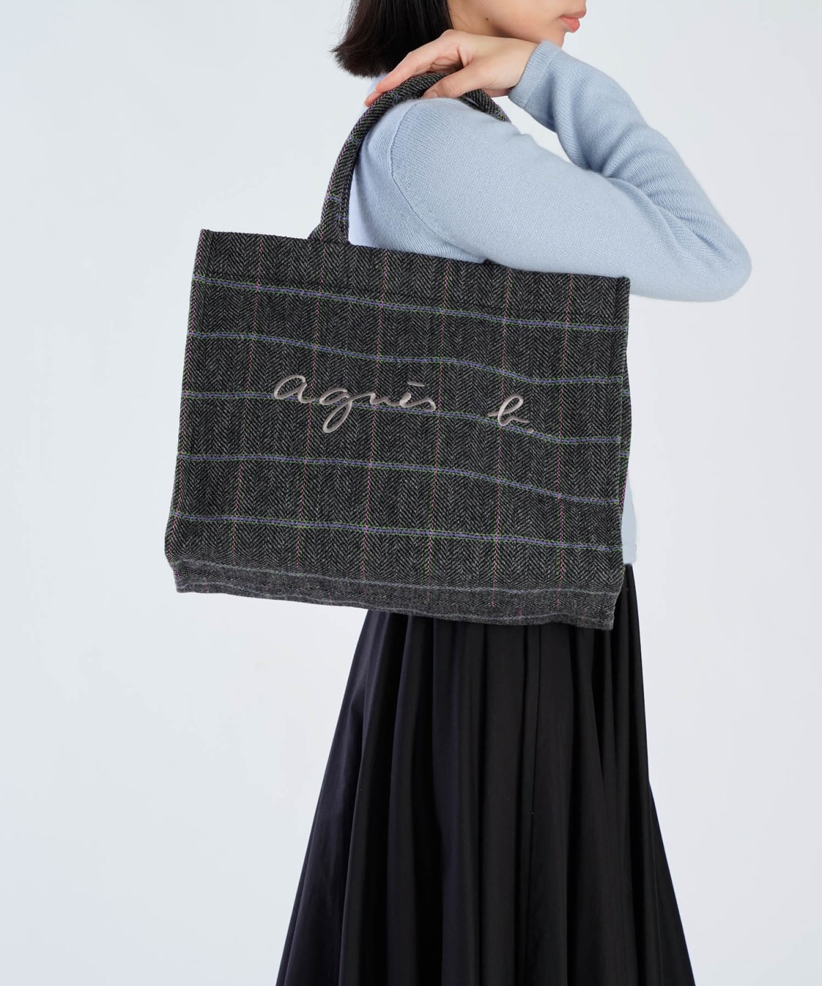 tote bag en laine à carreaux gris image number 6