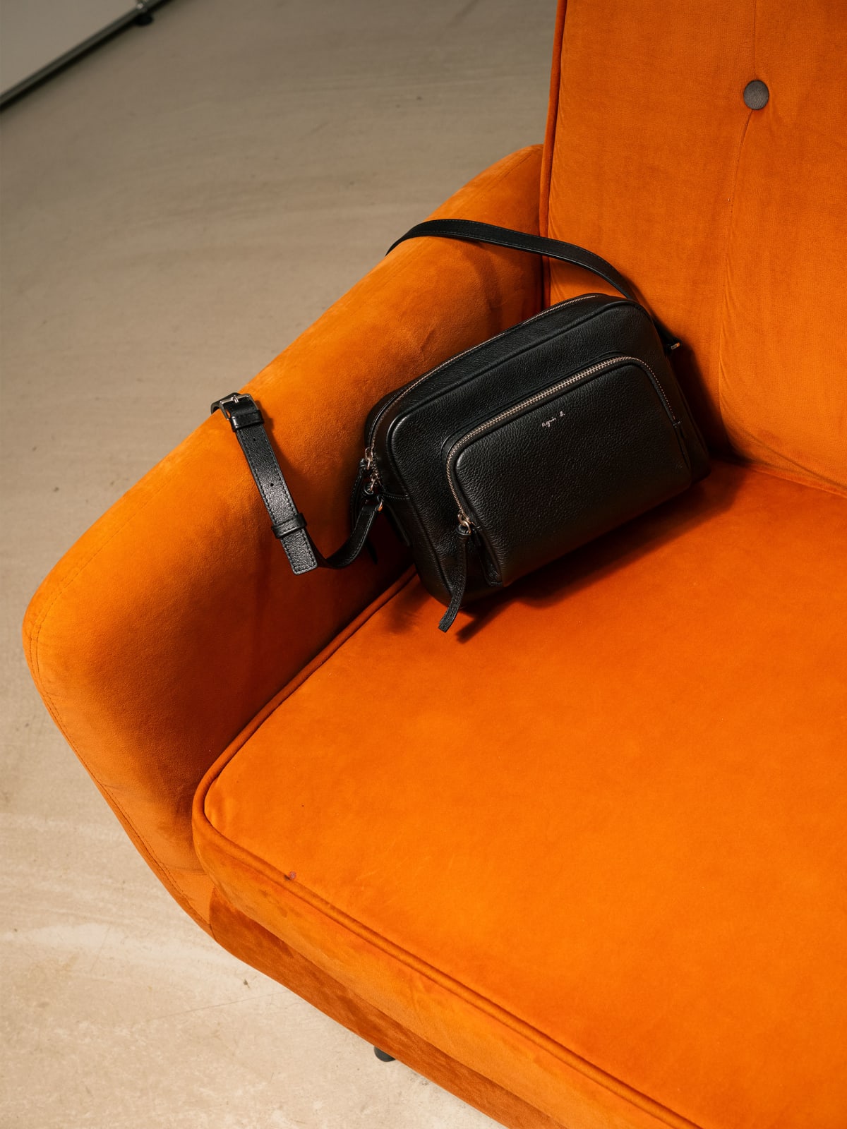 sac &agrave; bandouli&egrave;re en cuir noir image number 5