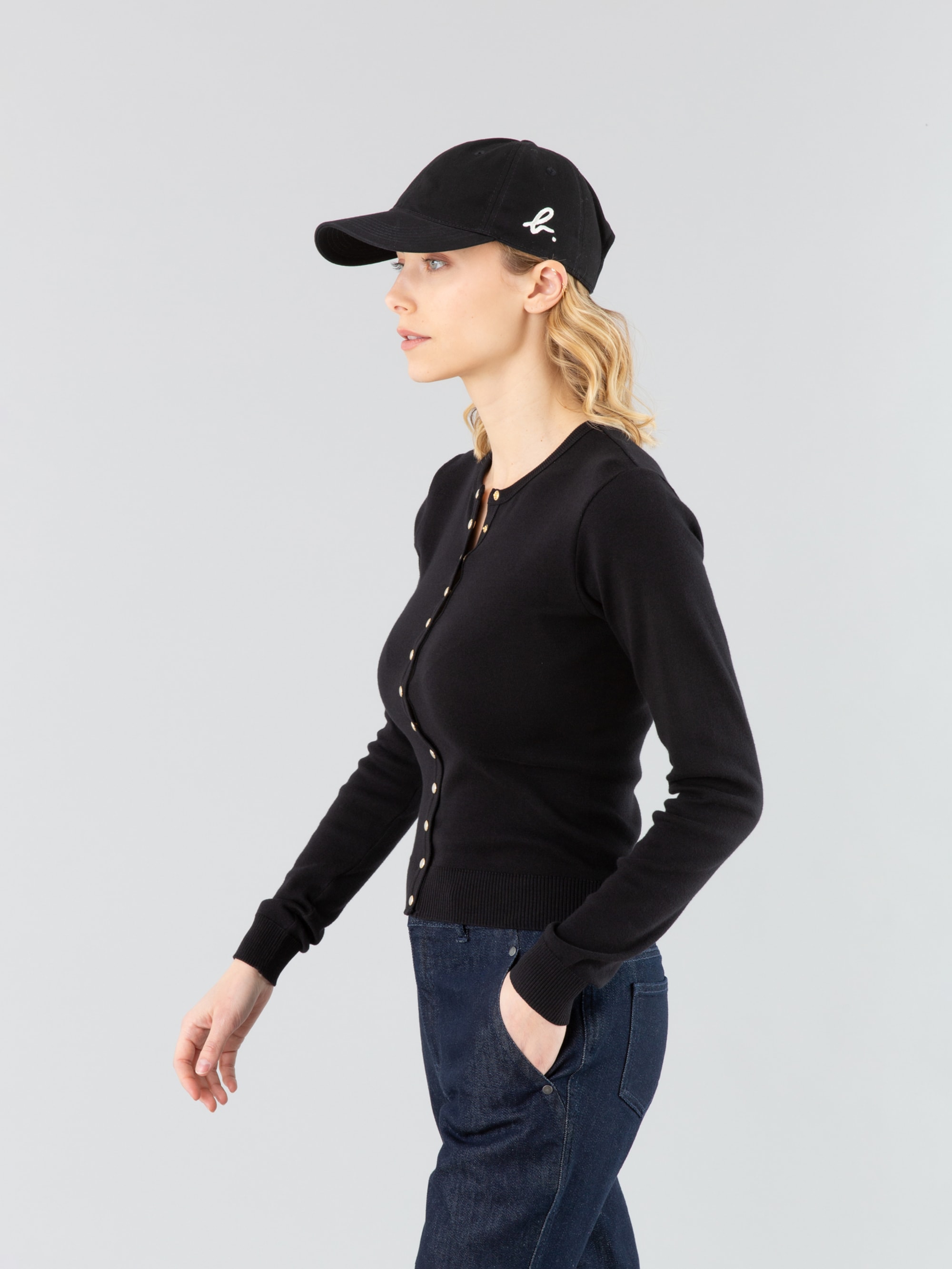 アウターその他 GLOWNY AMBER BUTTON CARDIGAN BLACK Fancy Button Cropped Cardigan in Black – SVRN