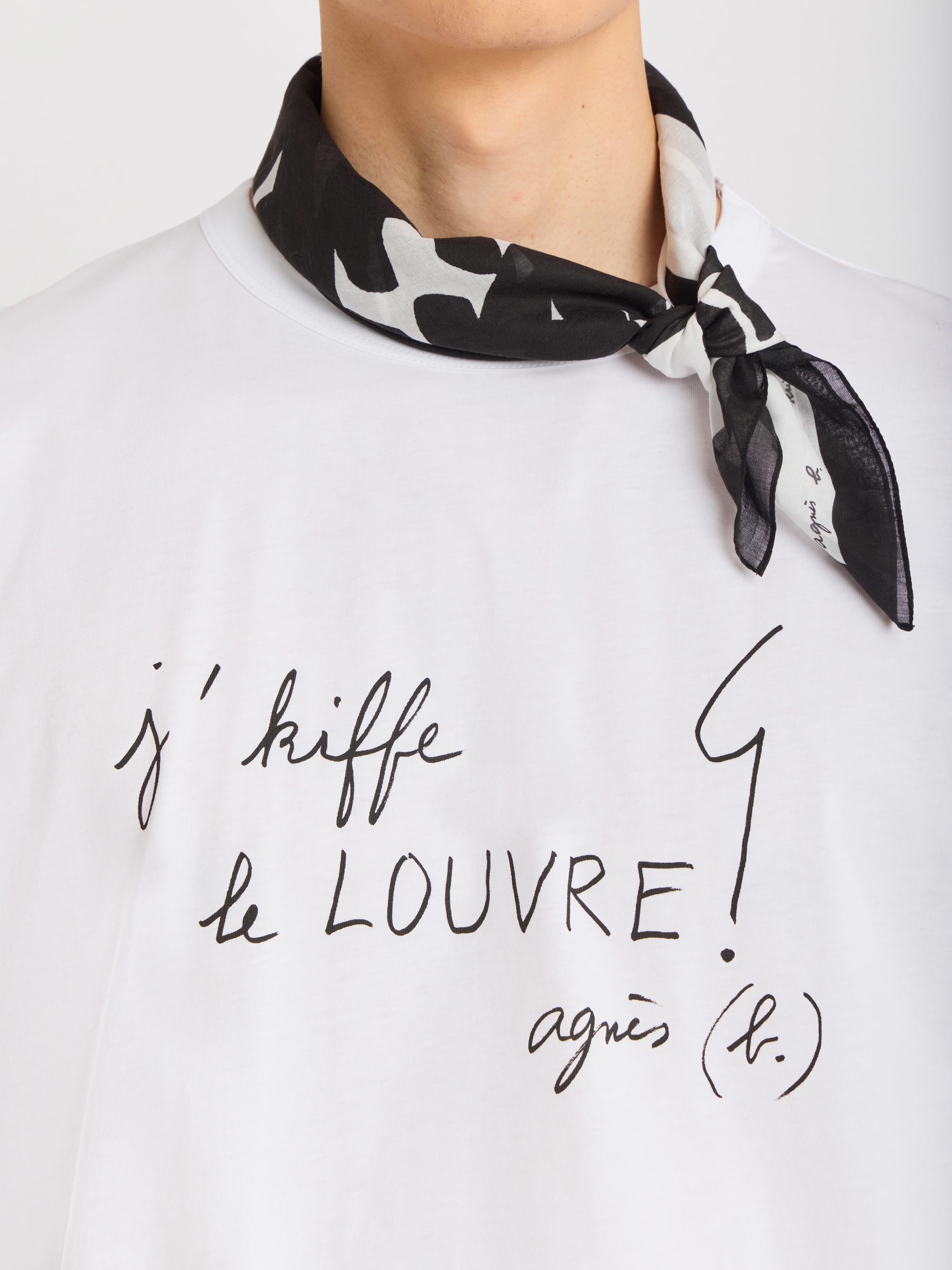 white cotton t-shirt with “j'kiffe le Louvre” screen print