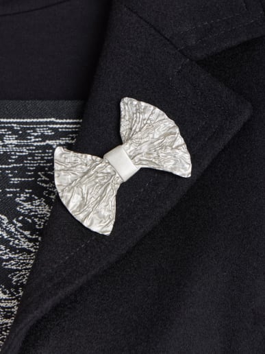 broche en m&eacute;tal couleur argent&eacute; image number 1