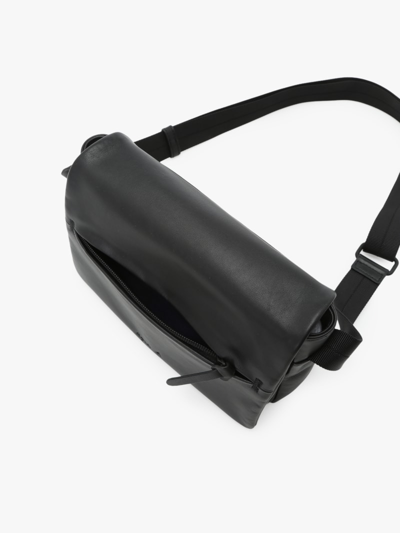 black leather shoulder bag image number 4