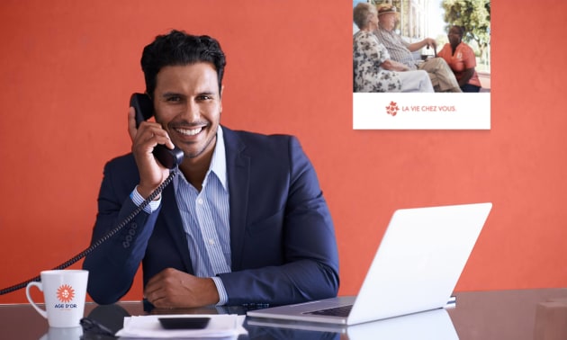 Franchisé Age d'Or répondant au téléphone