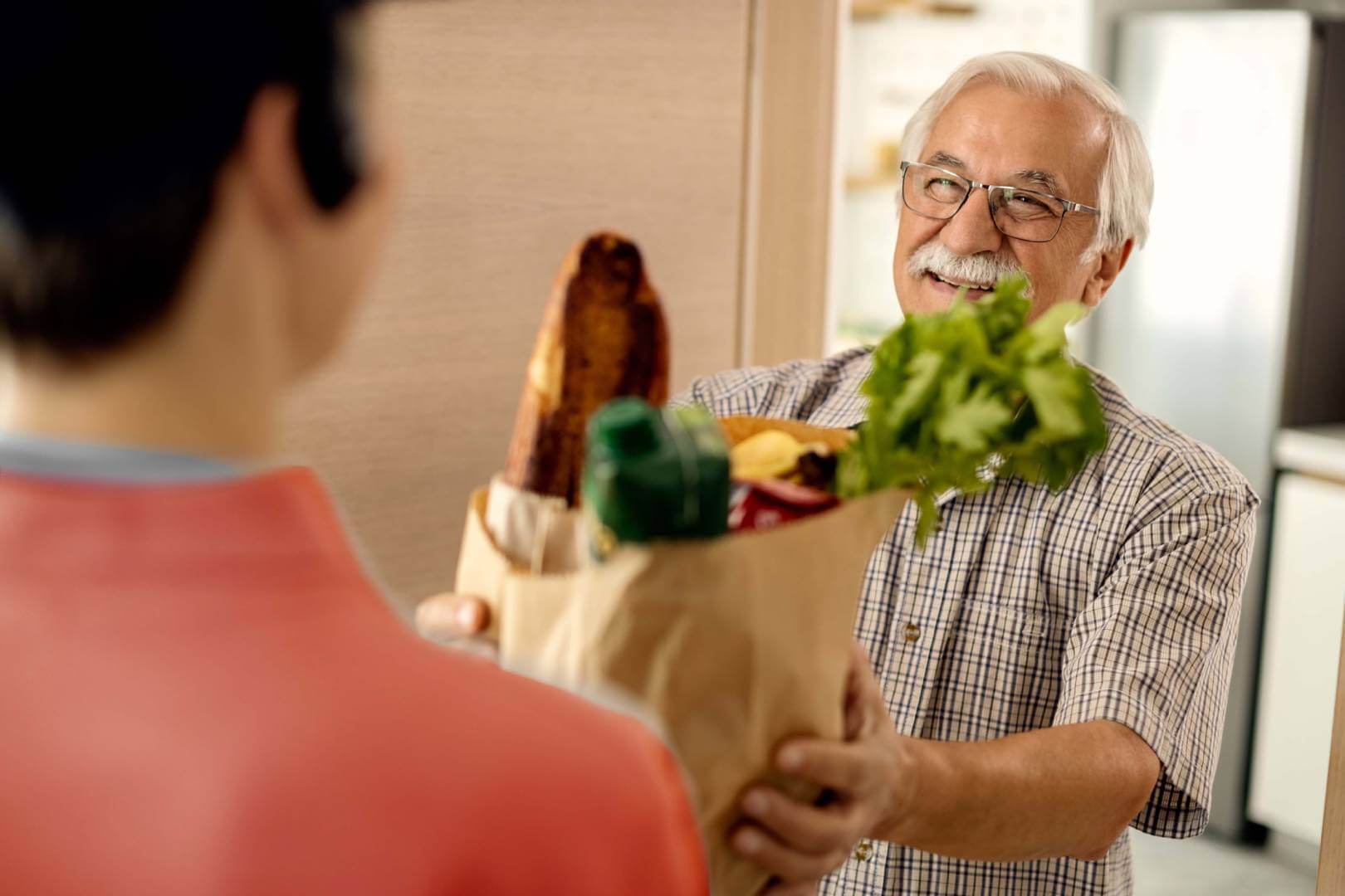 Homme Age d'Or livrant des courses à un couple âgé