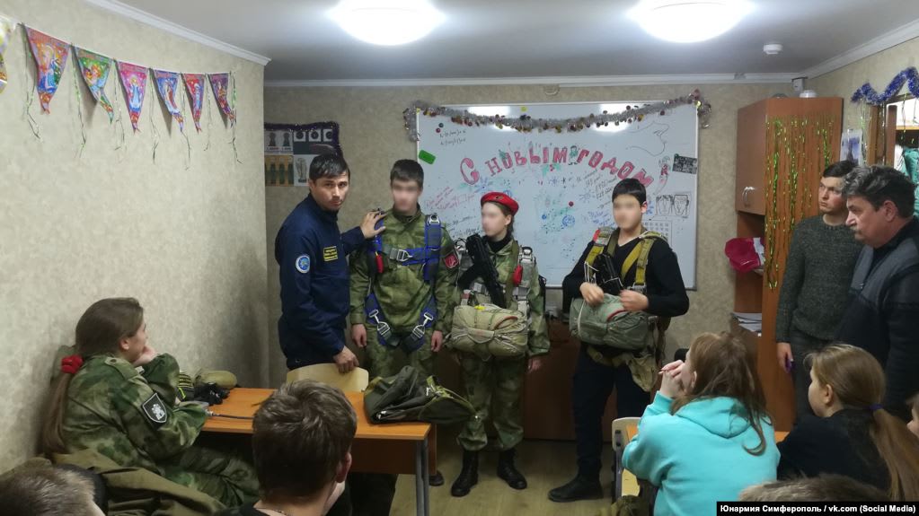 У детей в Крыму продолжают развивать «культ войны» – правозащитники У детей в Крыму продолжают развивать «культ войны» – правозащитники