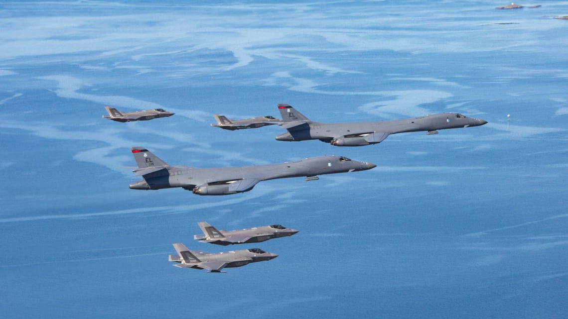 США направляют эскадрилью бомбардировщиков B-1B к границам России США направляют эскадрилью бомбардировщиков B-1B к границам России