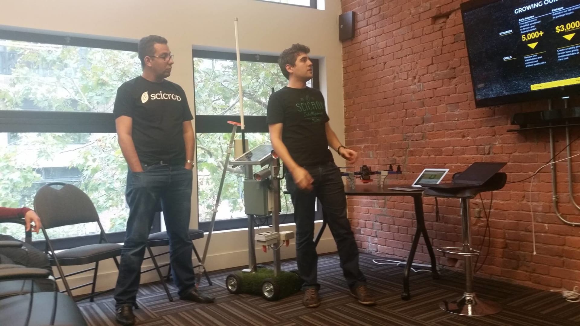 Damico (esq.) e Ferraz (dir.) nos primeiros anos da SciCrop (Foto: Arquivo pessoal)