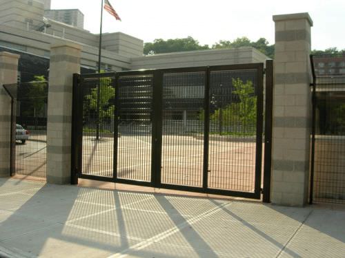 BI-FOLDING DOUBLE SWING GATE