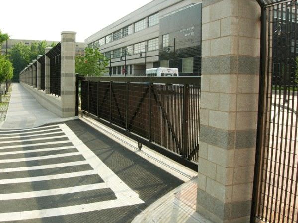V-WHEEL ROLLER GATE