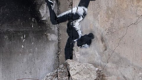 High-tech biztonsági rendszereket telepítettek Banksy ukrajnai falfestményeire