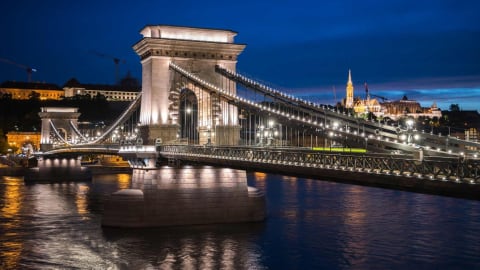 Fényoroszlánokkal, koncertekkel és fagyival vár a Lánchíd-piknik