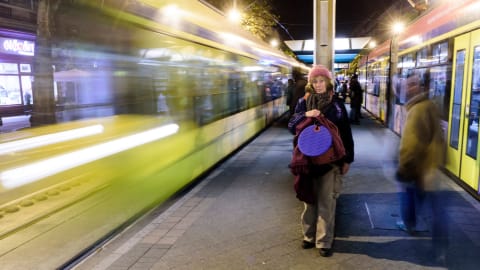 Szalai Kriszta a Wesley Főiskola udvarán adja elő a hajléktalanságról szóló darabját