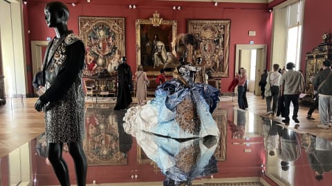 Művészet és divat párbeszéde a Louvre falai között