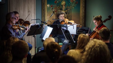 Fesztiválzenekar a budapesti éjszakában, improvizációs premier, életmű ünneplés Pécsett és a felnőtté válás meséje az Operában