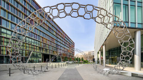 Közösségi terek új szerepben: hogyan formálja a művészet a városi élményt?